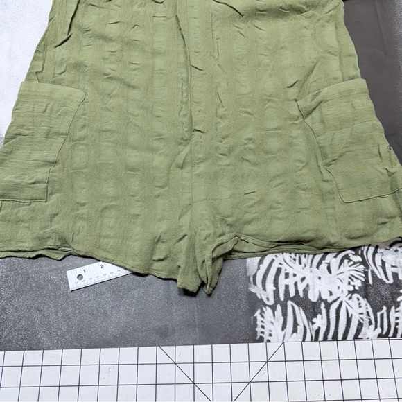 Lush Women’s Size Medium Short Romper Jumpsuit A42 - Picture 4 of 6